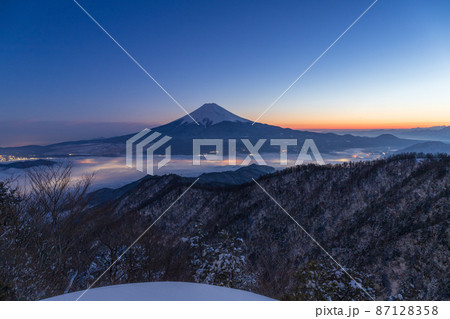 雪景色の三つ峠から夕方の富士山 87128358
