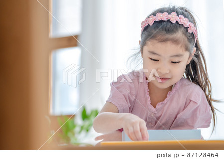 子供 ライフスタイル 女の子 87128464