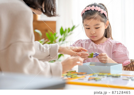 子供 ライフスタイル 女の子 87128465