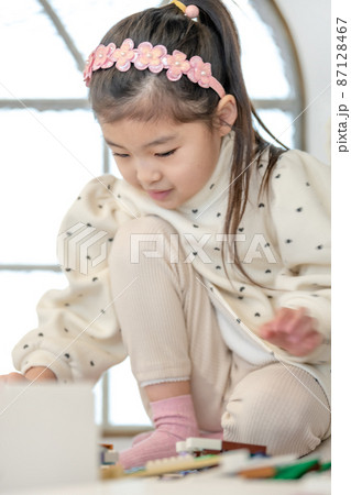 子供 ライフスタイル 女の子 87128467