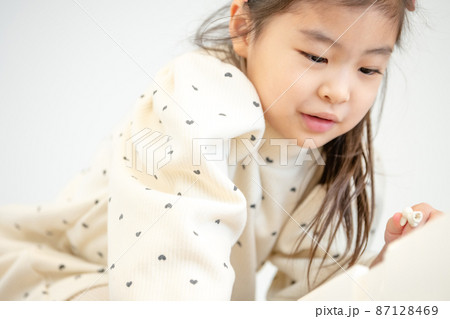 子供 ライフスタイル 女の子 87128469