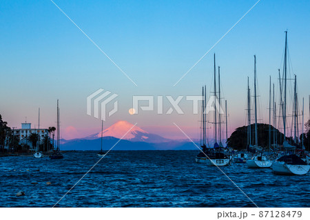 三浦市諸磯湾から紅富士パール富士 87128479