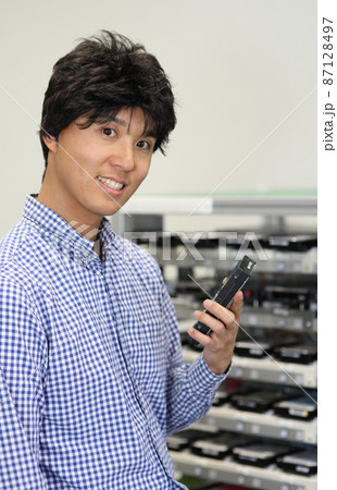 商品をチェックするビジネスマン 87128497