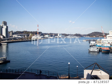 横須賀ショッピングモールから見える軍港 87128507
