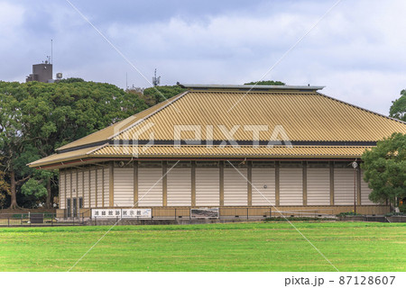 [九州・福岡] 鴻臚館広場の芝生に立つ鴻臚館跡展示館の建物。 87128607