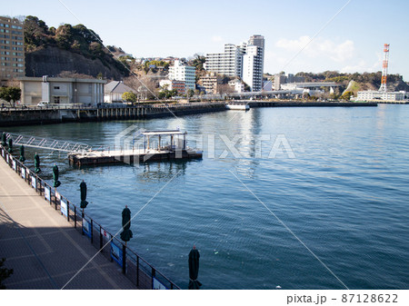 横須賀軍港巡り波止場から港を望む 87128622