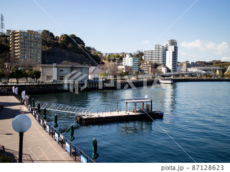 横須賀軍港巡り波止場から港を望む 87128623