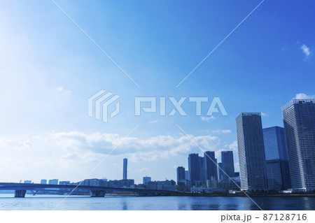 川沿いに立ち並ぶタワーマンションと爽やかな青空の風景_02 川沿いに立ち並ぶタワーマンションと爽やかな青空の風景_02 87128716