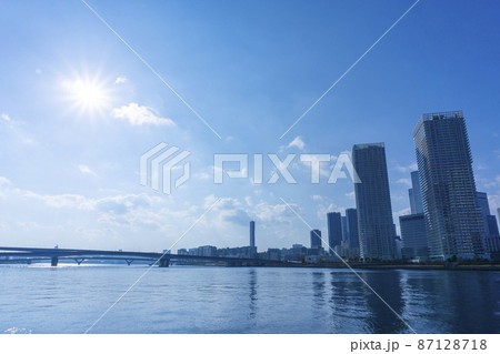 川沿いに立ち並ぶタワーマンションと爽やかな青空の風景_03 川沿いに立ち並ぶタワーマンションと爽やかな青空の風景_03 87128718