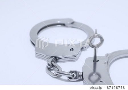 銀色の手錠・逮捕イメージ 銀色の手錠・逮捕イメージ 87128758
