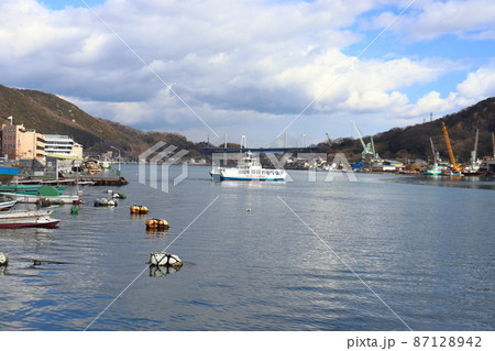尾道水道の渡し船とドックのクレーン（尾道大橋・尾道市役所方面） 87128942