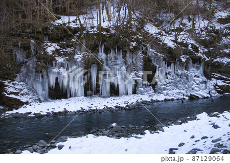 美しい三十槌の氷柱（みそつちのつらら）　埼玉県秩父市 87129064