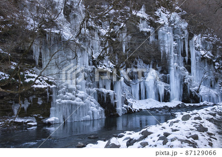 美しい三十槌の氷柱(みそつちのつらら) 埼玉県秩父市 美しい三十槌の氷柱(みそつちのつらら) 埼玉県秩父市 87129066