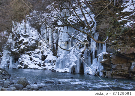 美しい三十槌の氷柱（みそつちのつらら）　埼玉県秩父市 87129091