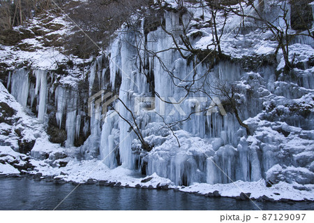 美しい三十槌の氷柱（みそつちのつらら）　埼玉県秩父市 87129097