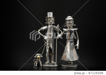 犬の散歩をする紳士と淑女の模型・メタルフィギア 87129306