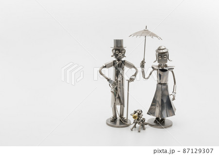 犬の散歩をする紳士と淑女の模型・メタルフィギア	 87129307