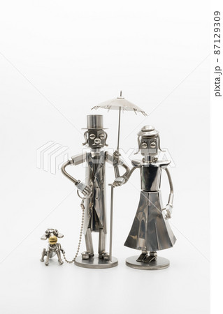犬の散歩をする相合傘の紳士と淑女の模型・メタルフィギア	 87129309