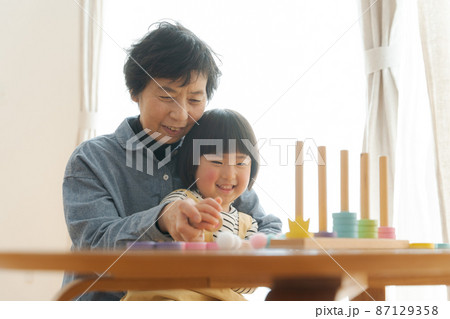 おばあちゃんと孫 87129358