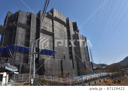 工事現場　マンション大規模修繕　仮設足場と落下防止柵　 87129422