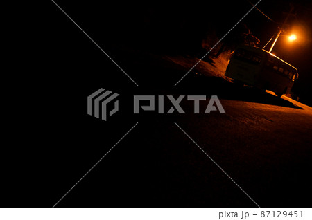 街灯の下で待つ一台のバス 87129451