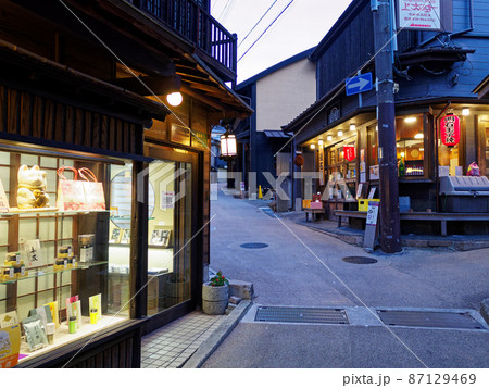 有馬温泉の町並み（夕暮れの湯本坂） 87129469