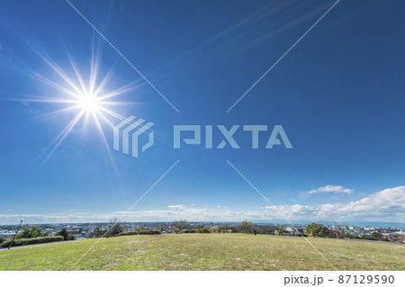 太陽と青空と名古屋市街地 87129590