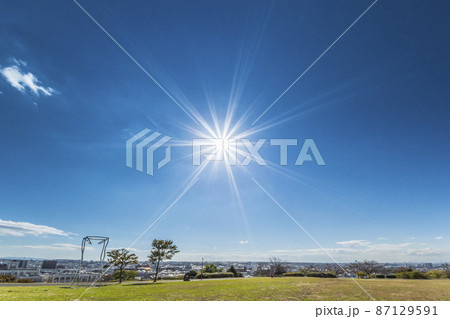 太陽と青空と名古屋市街地 87129591