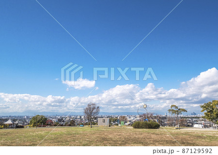 雲ある青空と名古屋市街地 87129592