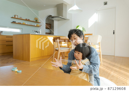 おばあちゃんと孫 おばあちゃんと孫 87129608