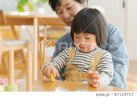 おばあちゃんと孫 87129727