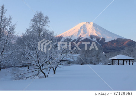 富士吉田市の積雪と富士山 富士吉田市の積雪と富士山 87129963