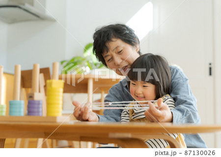 おばあちゃんと孫 おばあちゃんと孫 87130026