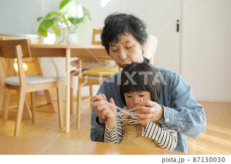 おばあちゃんと孫 おばあちゃんと孫 87130030