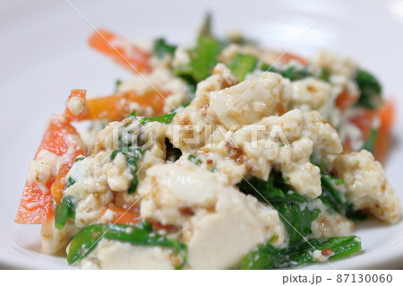 家庭的で素朴な自家製の「菊菜の白和え」 87130060