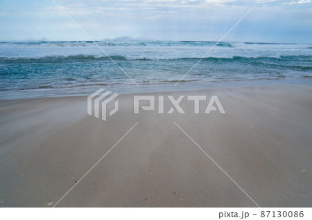 吹き荒れる風とうねる波 87130086