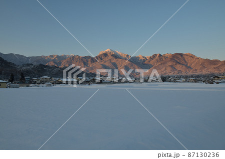 北杜市白州町、雪が降った翌朝の白州の街並み 北杜市白州町、雪が降った翌朝の白州の街並み 87130236