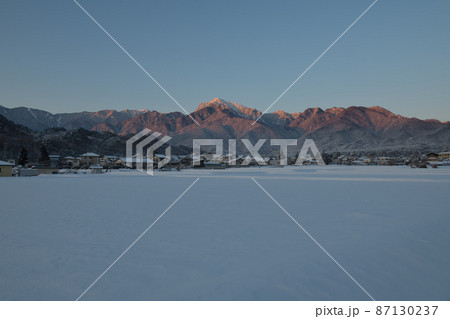 北杜市白州町、雪が降った翌朝の白州の街並みtモルゲンロート 87130237