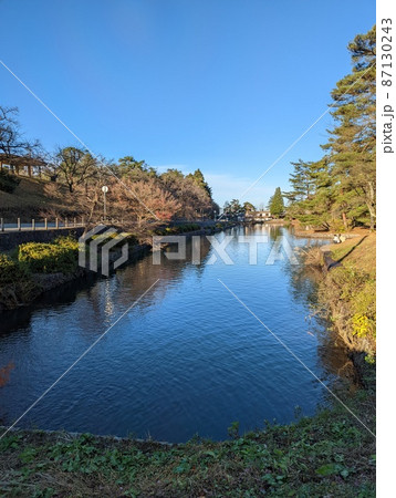 池の水面が美しい秋の悠久山公園（新潟県長岡市） 87130243
