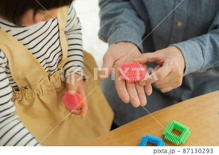 おばあちゃんと孫　パーツカット 87130293