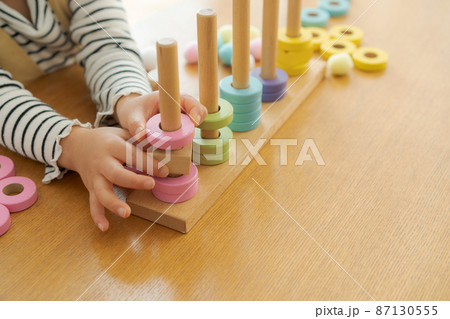 おもちゃで遊ぶ子供　パーツカット 87130555