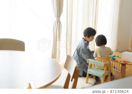 おばあちゃんと孫　後ろ姿 87130624