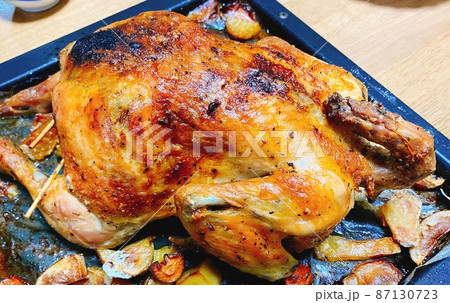 A roasted whole chicken. 87130723