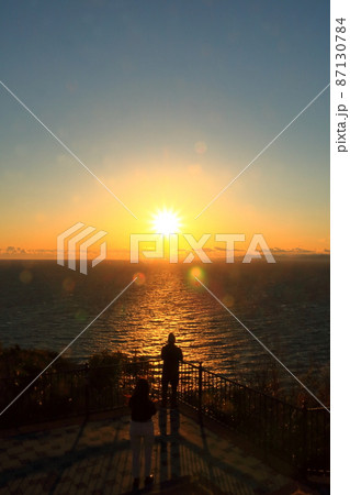 西伊豆の海の夕陽と恋人たちのシルエット 西伊豆の海の夕陽と恋人たちのシルエット 87130784