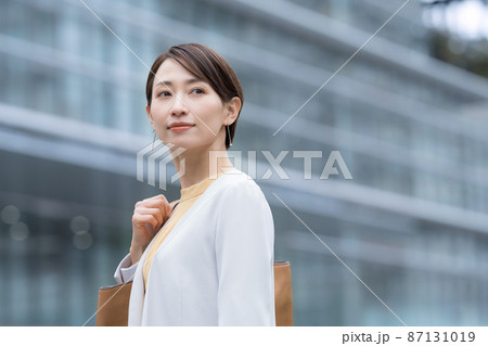 ビジネス 女性 屋外 ビジネス 女性 屋外 87131019