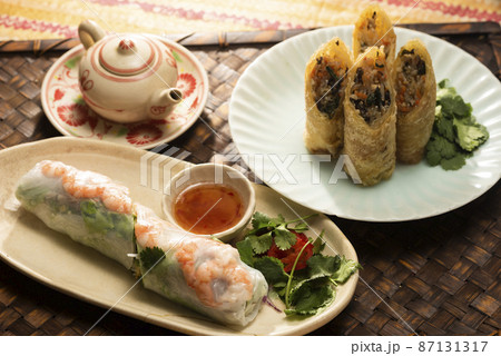 生春巻きと揚げ春巻き ベトナム料理 生春巻きと揚げ春巻き ベトナム料理 87131317