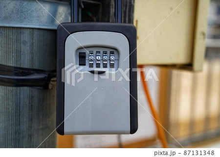 工事現場にあるダイヤル式キーボックス 87131348