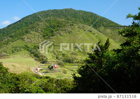 世界遺産野首教会と野崎島の風景(長崎県北松浦郡小値賀島) 世界遺産野首教会と野崎島の風景(長崎県北松浦郡小値賀島) 87131516