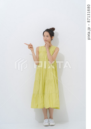 20代女性ポートレート 全身 20代女性ポートレート 全身 87131680