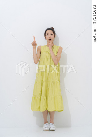 20代女性ポートレート 全身 20代女性ポートレート 全身 87131683